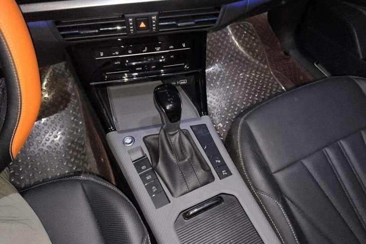 Used Volkswagen Passat 2025 Outstanding Model 380TSI Starry Dragon Glorious Edition Gear Lever