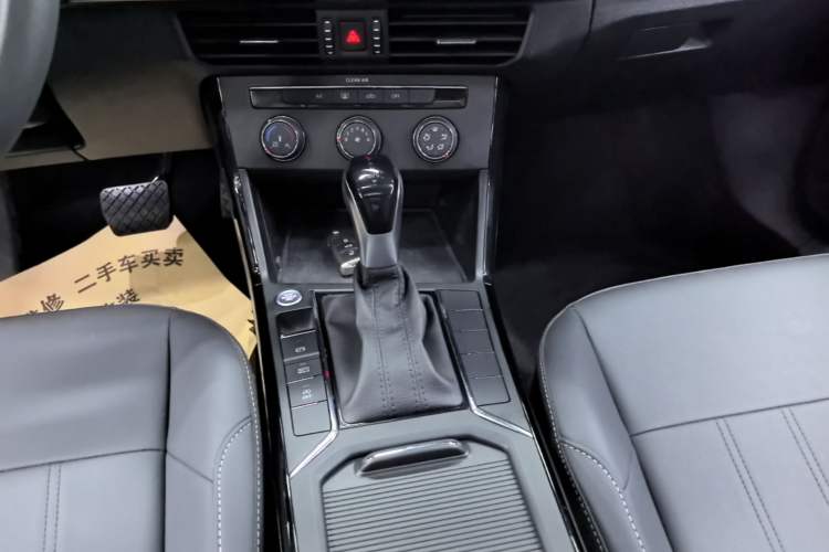 Used Volkswagen Passat 2025 Outstanding Model 280TSI Business Edition Gear Lever
