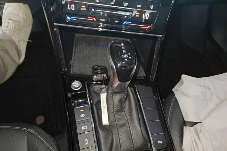 Used Volkswagen Passat 2025 Premium Version 380TSI Dragon Edition Gear Lever