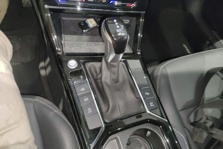 Used Volkswagen Passat 2025 Outstanding Model 380TSI Dragon Glory Edition Gear Lever