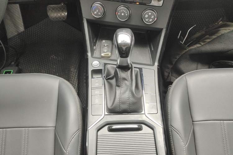 Used Volkswagen Passat 2025 Outstanding Model 280TSI Business Edition Gear Lever
