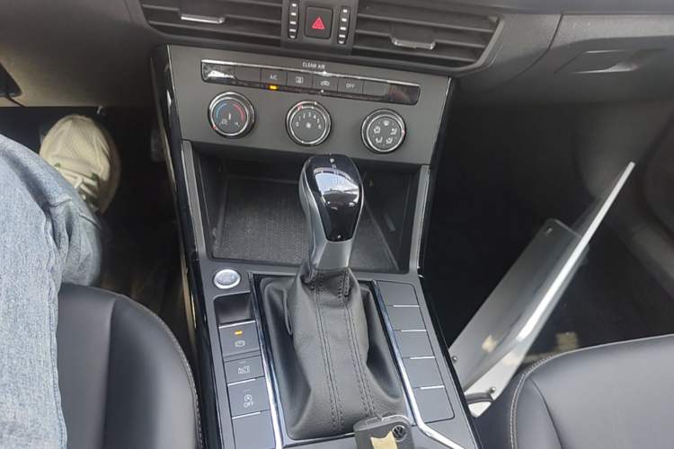 Used Volkswagen Passat 2025 Outstanding Model 280TSI Business Edition Gear Lever