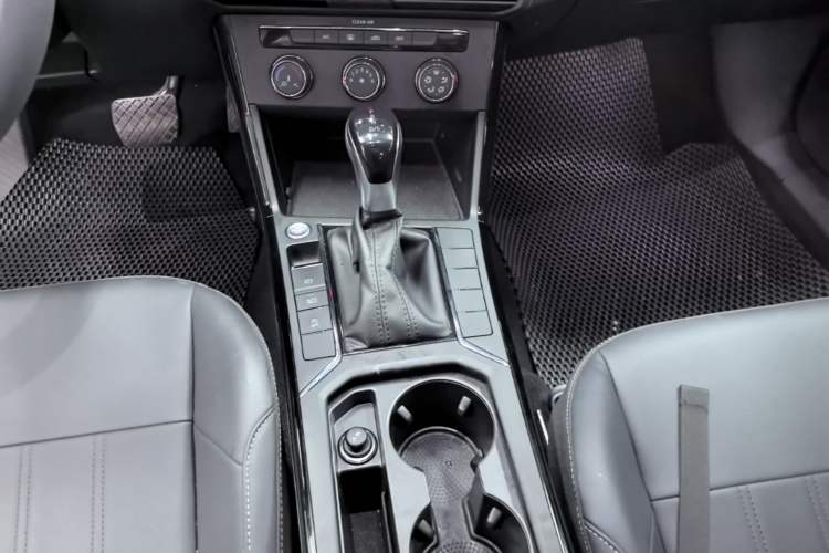 Used Volkswagen Passat 2025 Outstanding Model 280TSI Business Edition Gear Lever