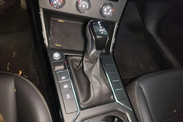 Used Volkswagen Passat 2025 Outstanding Model 280TSI Business Edition Gear Lever