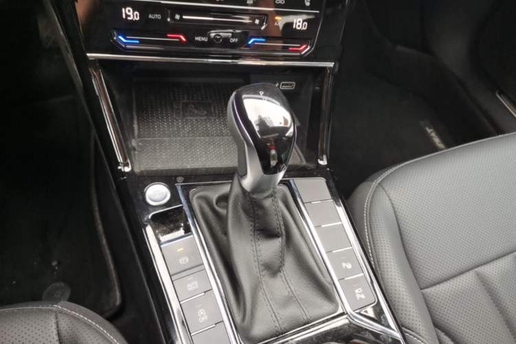 Used Volkswagen Passat 2025 Outstanding Model 380TSI Starry Dragon Glorious Edition Gear Lever