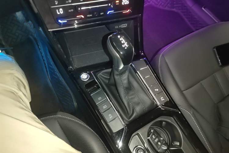 Used Volkswagen Passat 2025 Outstanding Model 380TSI Dragon Glory Edition Gear Lever