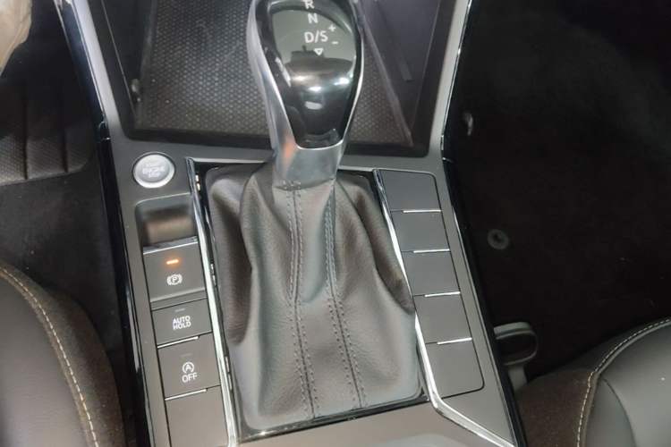 Used Volkswagen Passat 2025 Outstanding Model 280TSI Business Edition Gear Lever