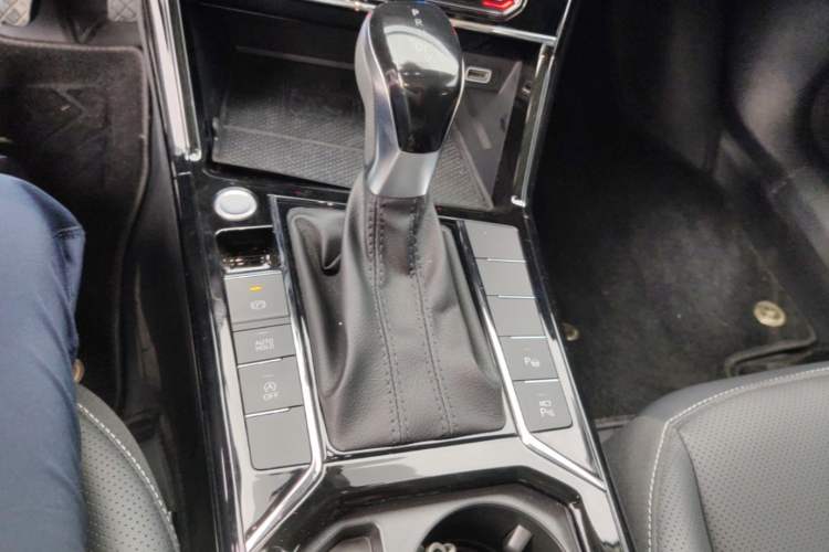 Used Volkswagen Passat 2025 Outstanding Model 380TSI Starry Dragon Glorious Edition Gear Lever