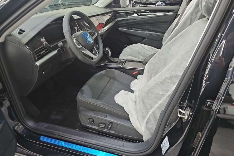 Used Volkswagen Passat 2025 Outstanding Model 330TSI Starry Elite Edition Interior 1