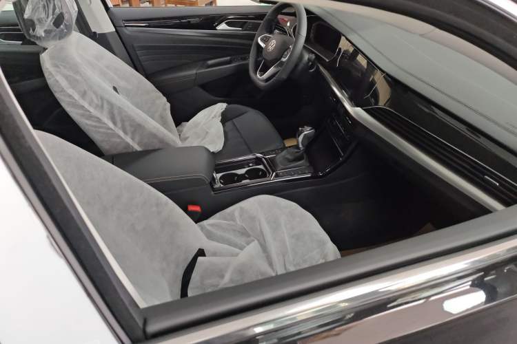 Used Volkswagen Passat 2025 Outstanding Model 330TSI Starry Elite Edition Interior 1
