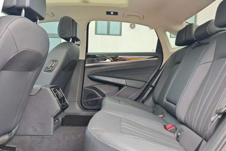 Used Volkswagen Passat 2025 Outstanding Model 330TSI Starry Elite Edition Interior 2