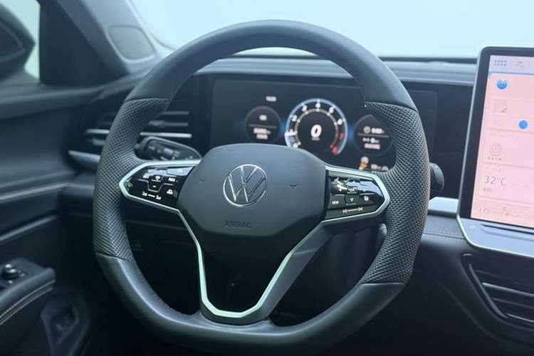 Used Volkswagen Passat 2025 Pro 380TSI Dragon Edition Interior 3