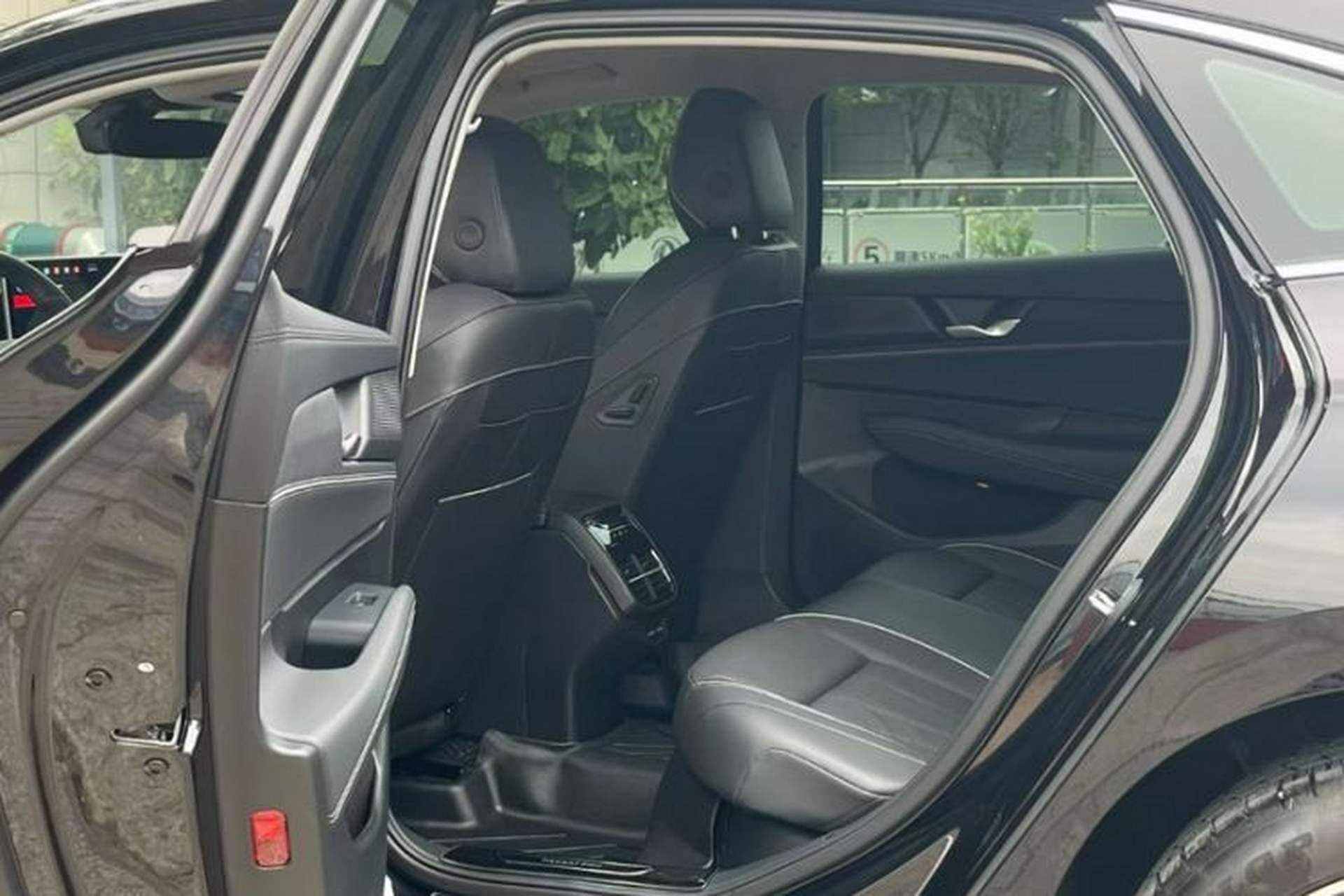 Used Volkswagen Passat 2025 Pro 380TSI Dragon Edition Interior 4