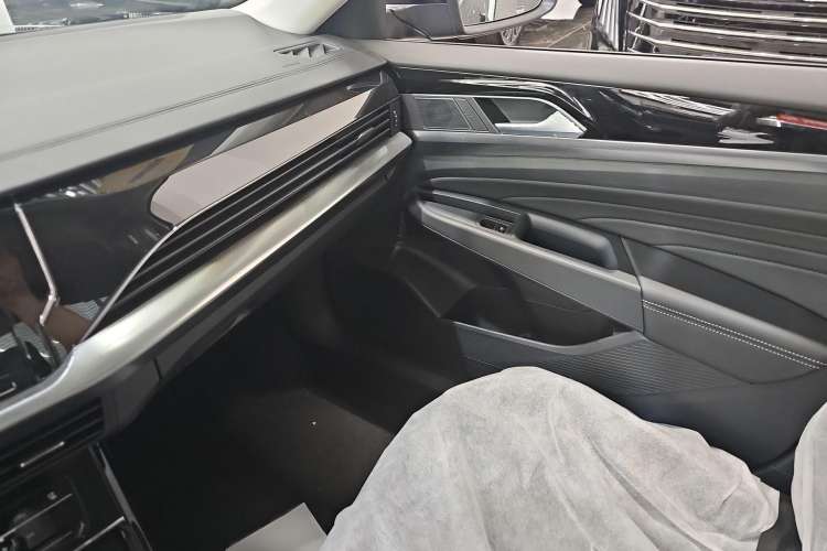 Used Volkswagen Passat 2025 Outstanding Model 330TSI Starry Elite Edition Interior 5