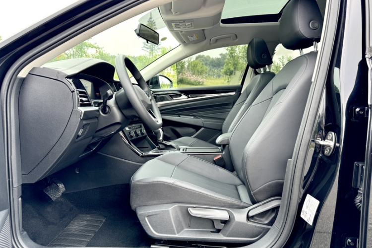 Used Volkswagen Passat 2025 Outstanding Model 280TSI Business Edition Interior 8