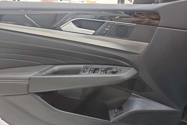 Used Volkswagen Passat 2025 Outstanding Model 330TSI Starry Elite Edition Interior 8