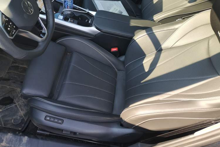 Used Volkswagen Passat 2025 Pro 380TSI Starry Dragon Edition Left Front Seat