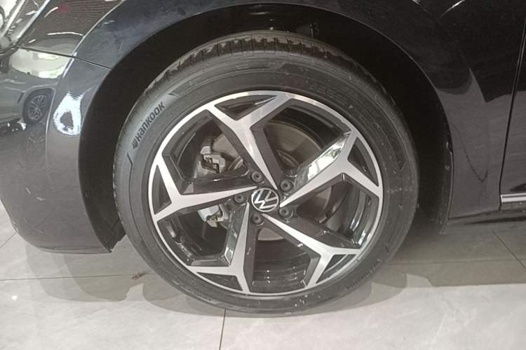 Used Volkswagen Passat 2025 Outstanding Model 330TSI Starry Elite Edition Left Front Wheel Hub