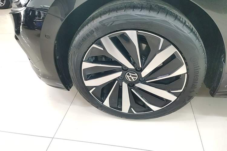 Used Volkswagen Passat 2025 Outstanding Model 380TSI Dragon Glory Edition Left Front Wheel Hub