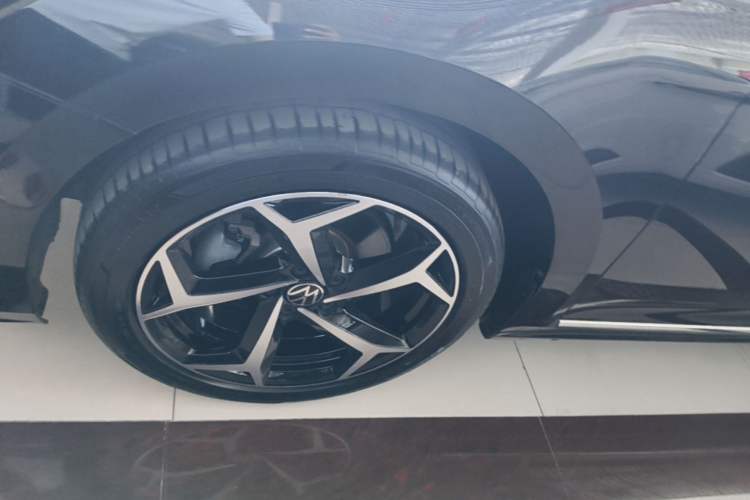 Used Volkswagen Passat 2025 Outstanding Model 380TSI Starry Dragon Edition Left Front Wheel Hub