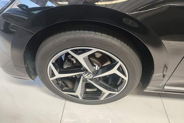 Used Volkswagen Passat 2025 Outstanding Model 330TSI Starry Elite Edition Left Front Wheel Hub