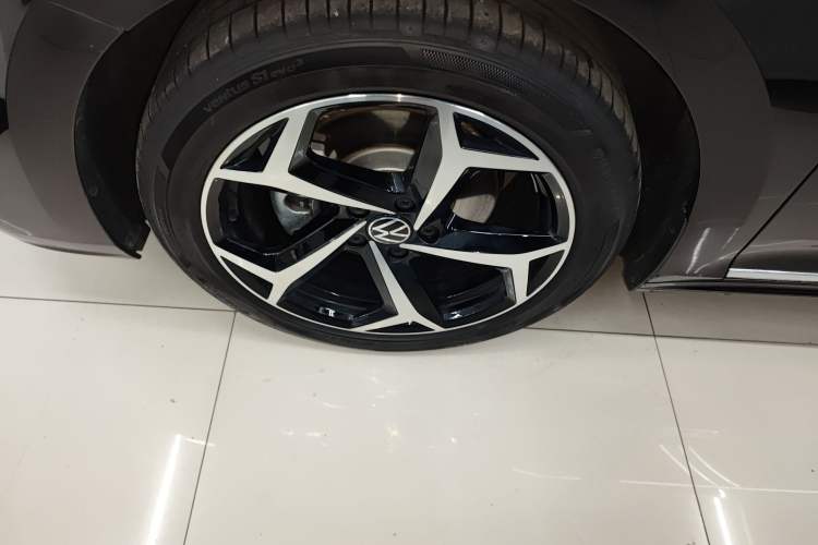 Used Volkswagen Passat 2025 Outstanding Model 330TSI Starry Elite Edition Left Front Wheel Hub