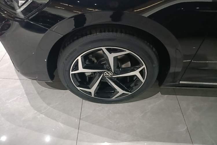 Used Volkswagen Passat 2025 Outstanding Model 330TSI Starry Elite Edition Left Front Wheel Hub