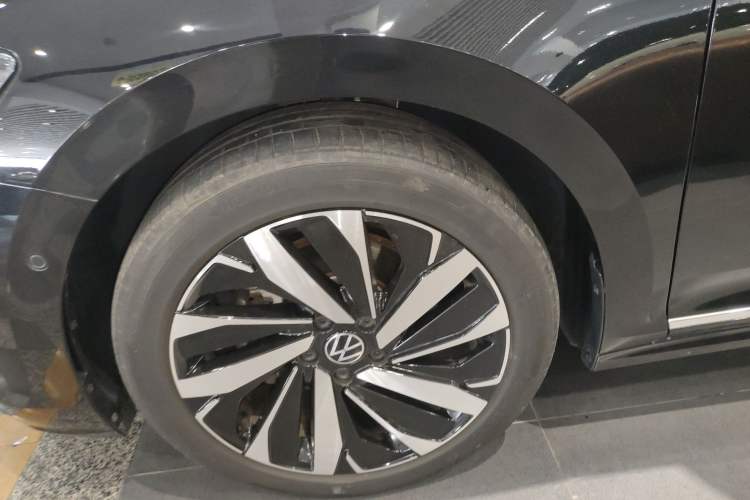 Used Volkswagen Passat 2025 Outstanding Model 380TSI Dragon Glory Edition Left Front Wheel Hub