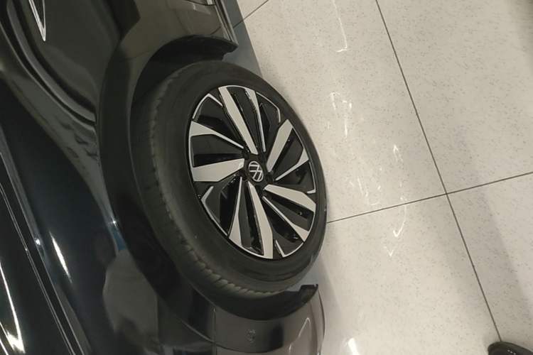 Used Volkswagen Passat 2025 Outstanding Model 380TSI Dragon Glory Edition Left Front Wheel Hub