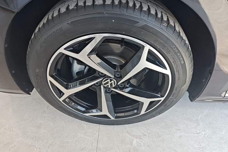 Used Volkswagen Passat 2025 Outstanding Model 330TSI Starry Elite Edition Left Front Wheel Hub