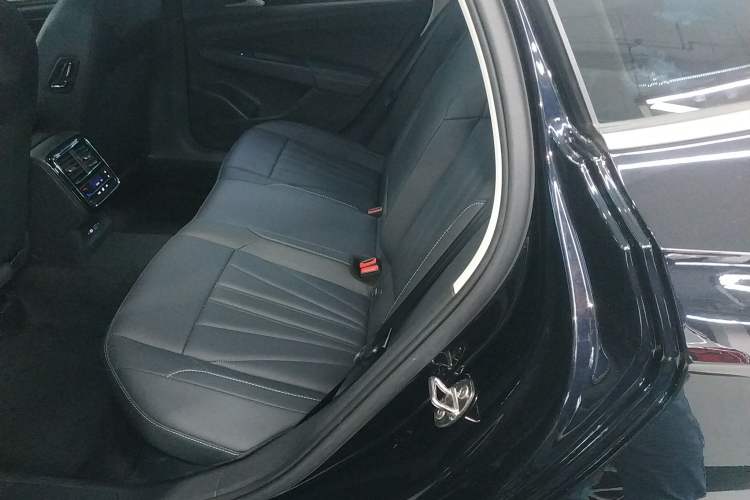Used Volkswagen Passat 2025 Premium Version 380TSI Dragon Edition Left Rear Seat