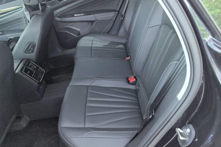 Used Volkswagen Passat 2025 Premium Version 380TSI Dragon Edition Left Rear Seat