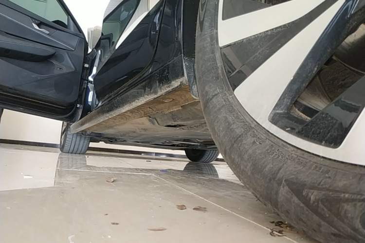 Used Volkswagen Passat 2025 Pro 380TSI Dragon Glory Edition Left Side Sill
