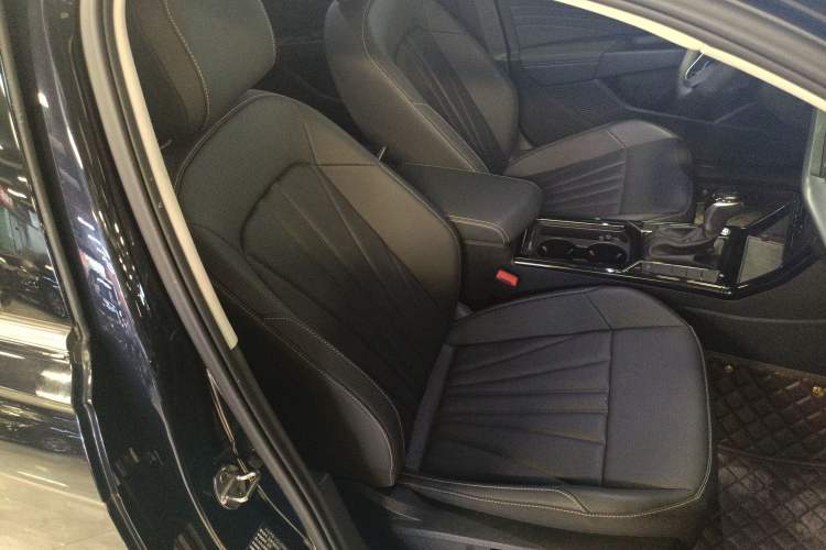 Used Volkswagen Passat 2025 Outstanding Model 330TSI Elite Edition Right Front Seat