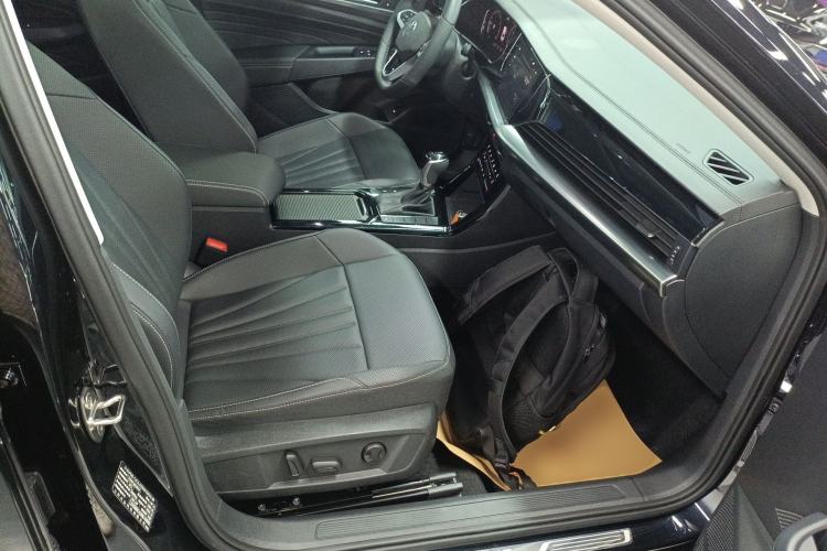 Used Volkswagen Passat 2025 Premium Version 380TSI Dragon Edition Right Front Seat