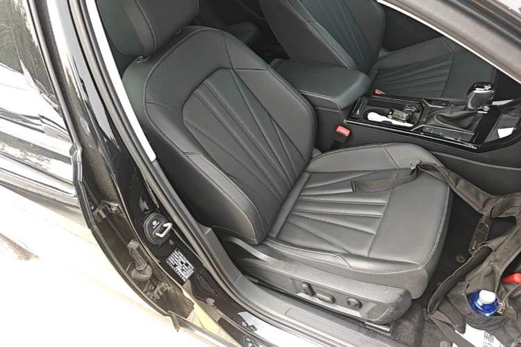 Used Volkswagen Passat 2025 Premium Version 380TSI Dragon Edition Right Front Seat