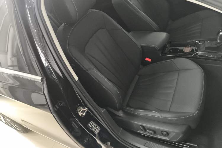 Used Volkswagen Passat 2025 Premium Version 380TSI Dragon Edition Right Front Seat