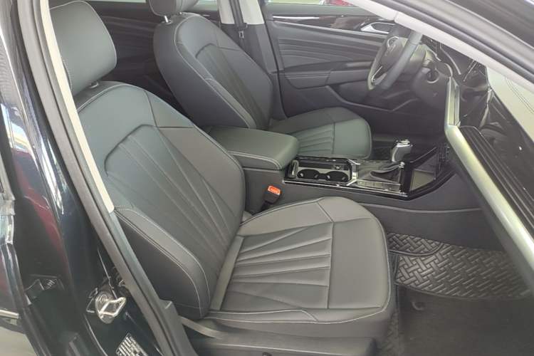 Used Volkswagen Passat 2025 Outstanding Model 330TSI Starry Elite Edition Right Front Seat