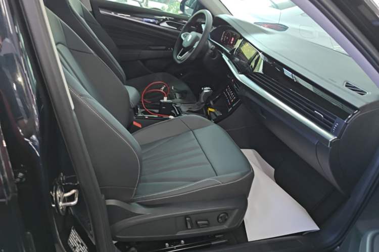 Used Volkswagen Passat 2025 Premium Version 380TSI Dragon Edition Right Front Seat