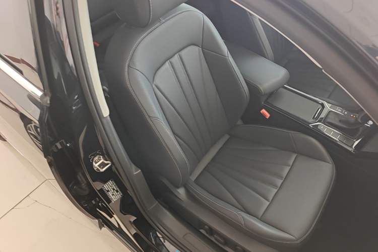 Used Volkswagen Passat 2025 Premium Version 380TSI Dragon Edition Right Front Seat
