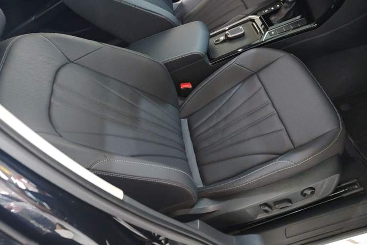 Used Volkswagen Passat 2025 Outstanding Model 330TSI Starry Elite Edition Right Front Seat