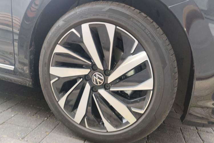 Used Volkswagen Passat 2025 Outstanding Model 330TSI Elite Edition Right Front Wheel Hub