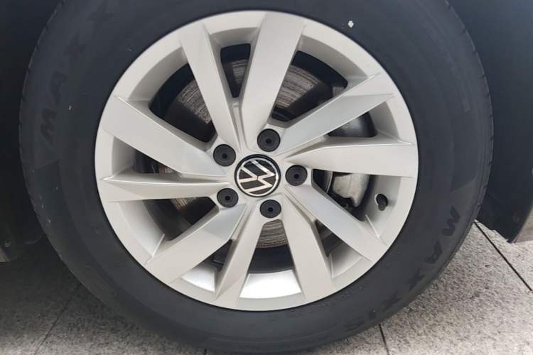 Used Volkswagen Passat 2025 Outstanding Model 280TSI Business Edition Right Front Wheel Hub