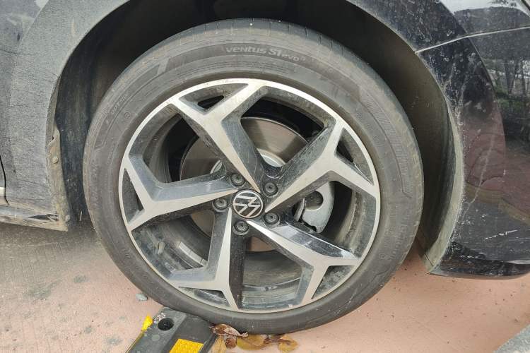 Used Volkswagen Passat 2025 Outstanding Model 380TSI Starry Dragon Edition Right Front Wheel Hub