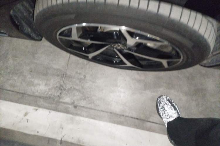 Used Volkswagen Passat 2025 Outstanding Model 330TSI Starry Elite Edition Right Front Wheel Hub