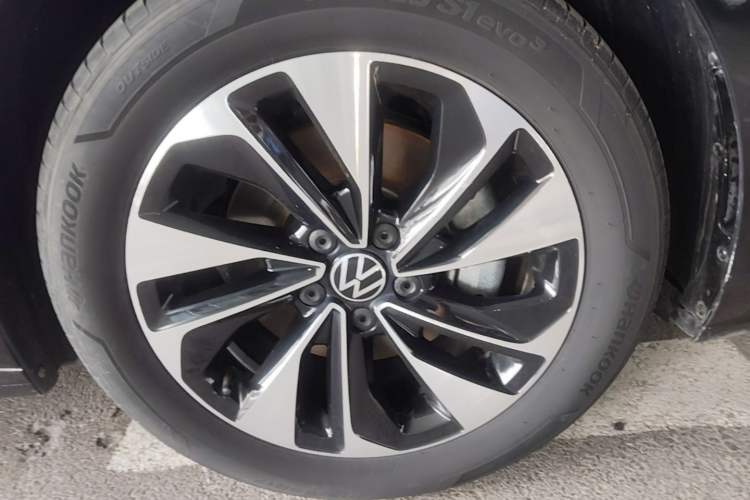 Used Volkswagen Passat 2025 Outstanding Model 280TSI Business Edition Right Front Wheel Hub