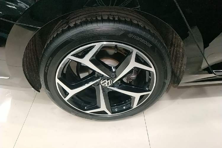 Used Volkswagen Passat 2025 Outstanding Model 380TSI Starry Dragon Glorious Edition Right Rear Wheel Hub