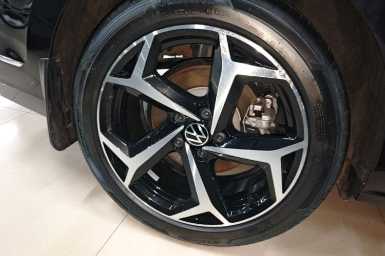 Used Volkswagen Passat 2025 Outstanding Model 380TSI Starry Dragon Edition Right Rear Wheel Hub