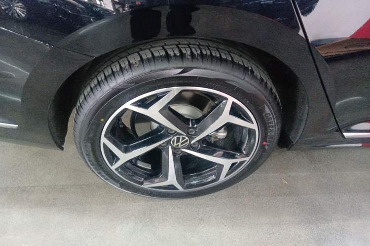 Used Volkswagen Passat 2025 Outstanding Model 380TSI Starry Dragon Glorious Edition Right Rear Wheel Hub