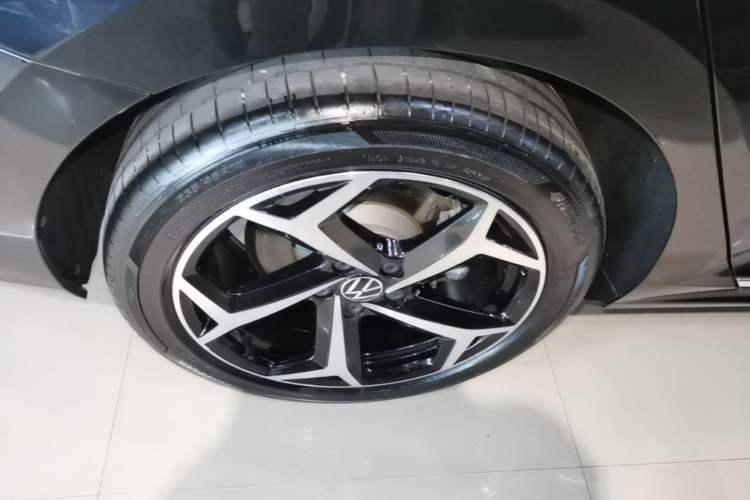 Used Volkswagen Passat 2025 Outstanding Model 330TSI Starry Elite Edition Right Rear Wheel Hub